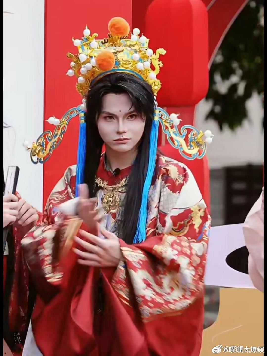 重庆网红NPC线下秒变显眼包重庆网红NPC整活太抽象了 谁懂这种反差！台上氛围感