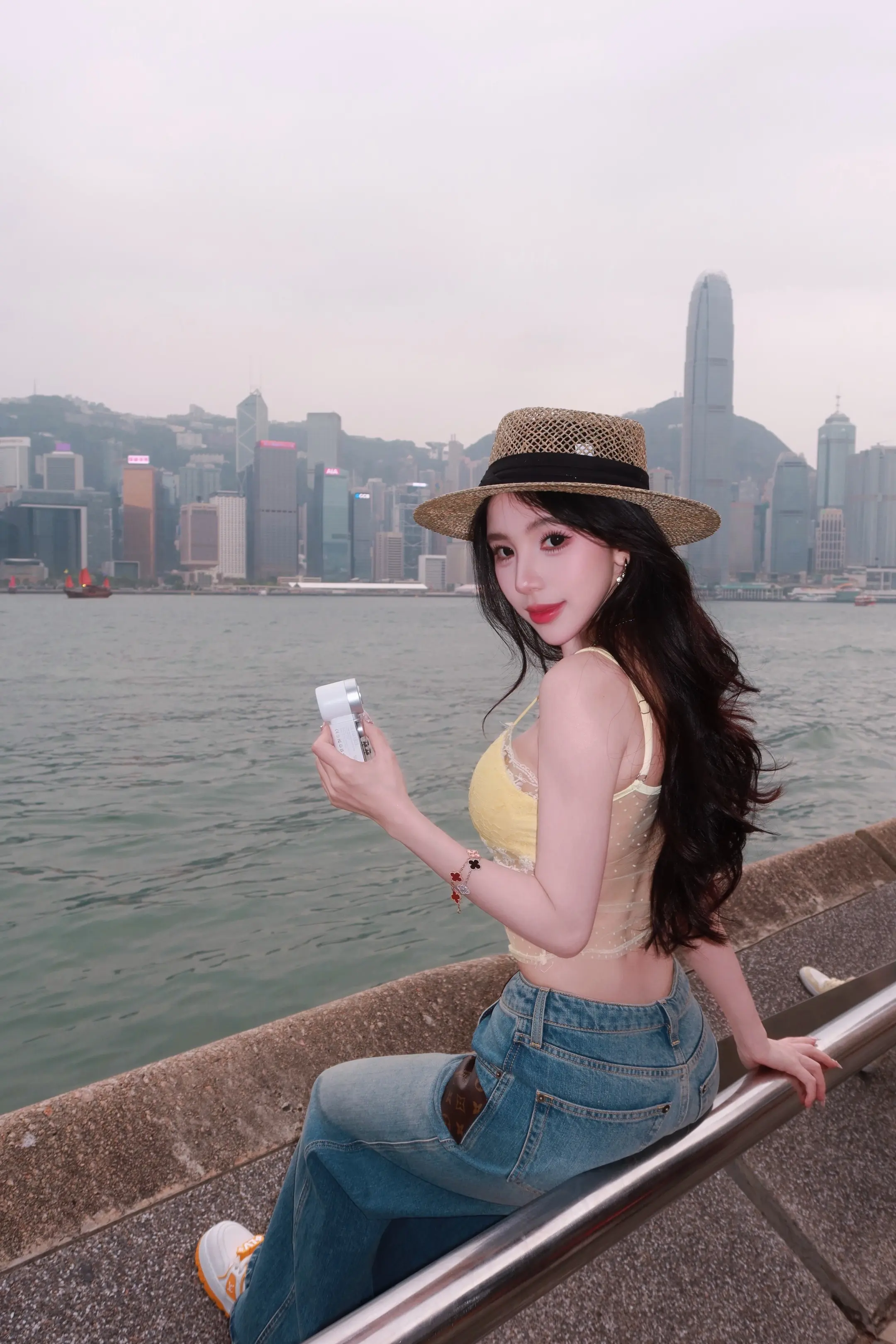 应该多去看看世界。