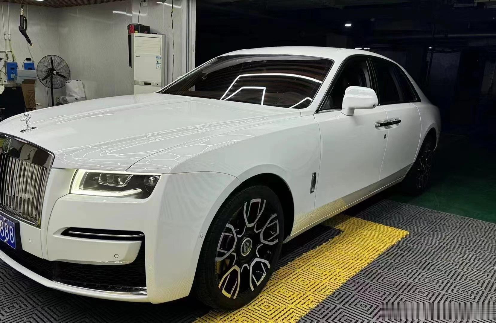 白色三代古思特标轴五座，升级锻造轮毂，带车衣，选装通风座椅，流星顶，头枕刺绣 ​