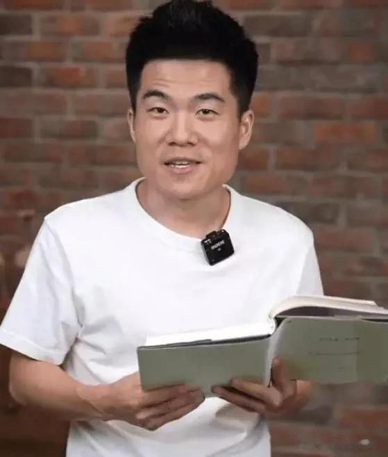 饭圈文化的利与弊：董宇辉个人转变引发思考！

董宇辉，曾是一名大学老师，如今成为