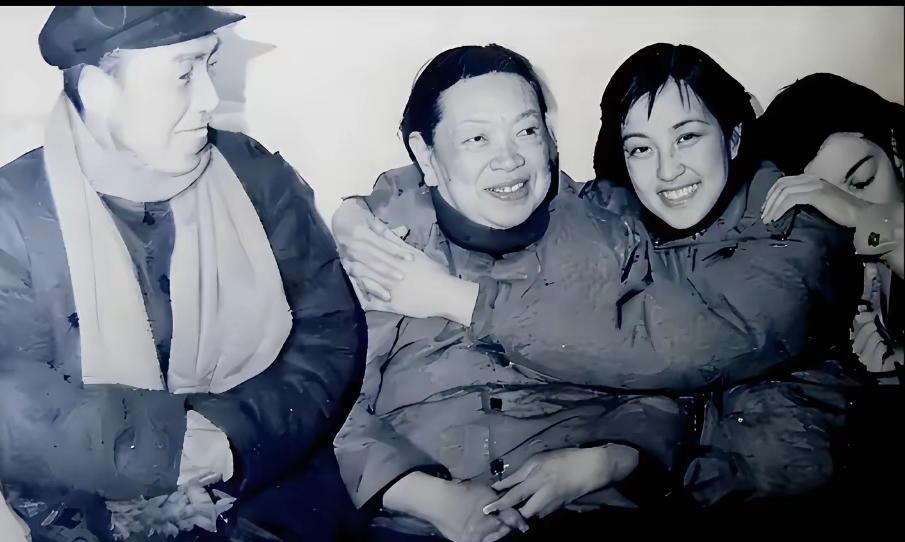 基因也太强大了！刘晓庆、妈妈、姥姥三代长相高度相似，复刻感满满。
更有意思的是，