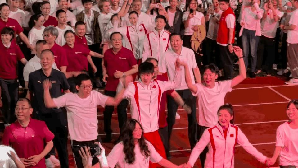 潘展乐马龙陈梦去了北京大学跳舞，别说乐乐还挺会跳的[偷笑]

我一万访港之后，奥