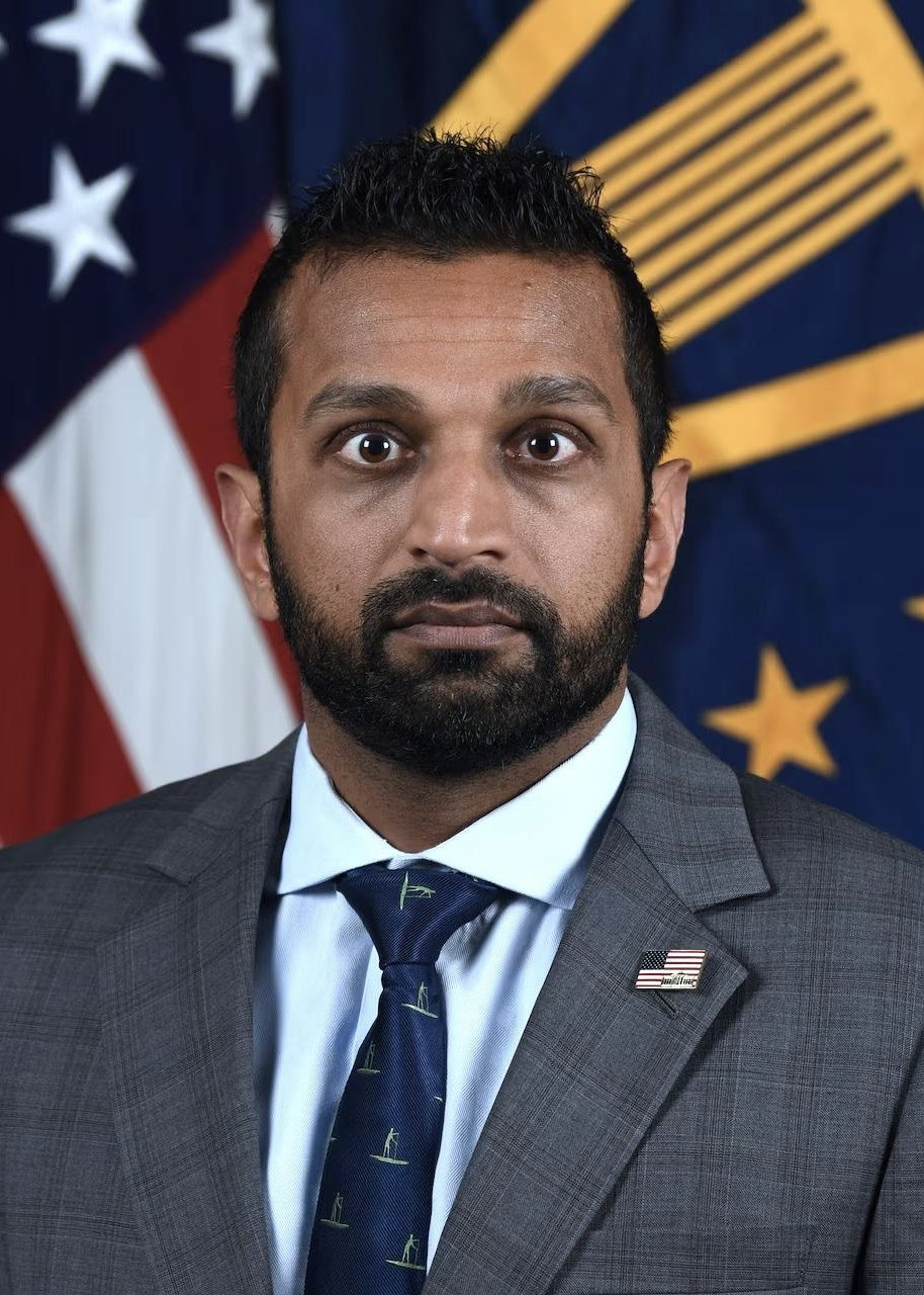 🔻美国 FBI 局长卡什·帕特尔……以及阿齐兹·安萨里在《周六夜现场》中扮演卡