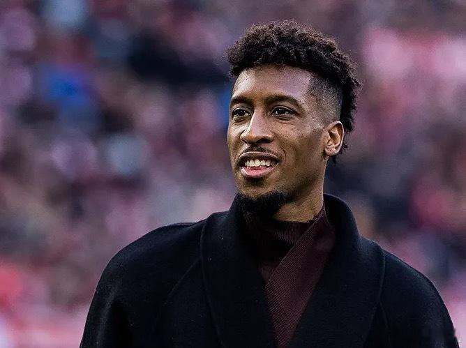 在拜仁慕尼黑对阵巴黎圣日耳曼的欧冠赛前，拜仁慕尼黑官方联系了为球队效力长达10年