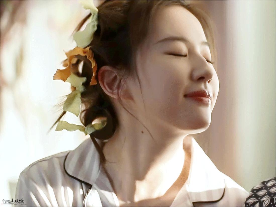 刘亦菲和杨幂应该差不多大吧 ​​​