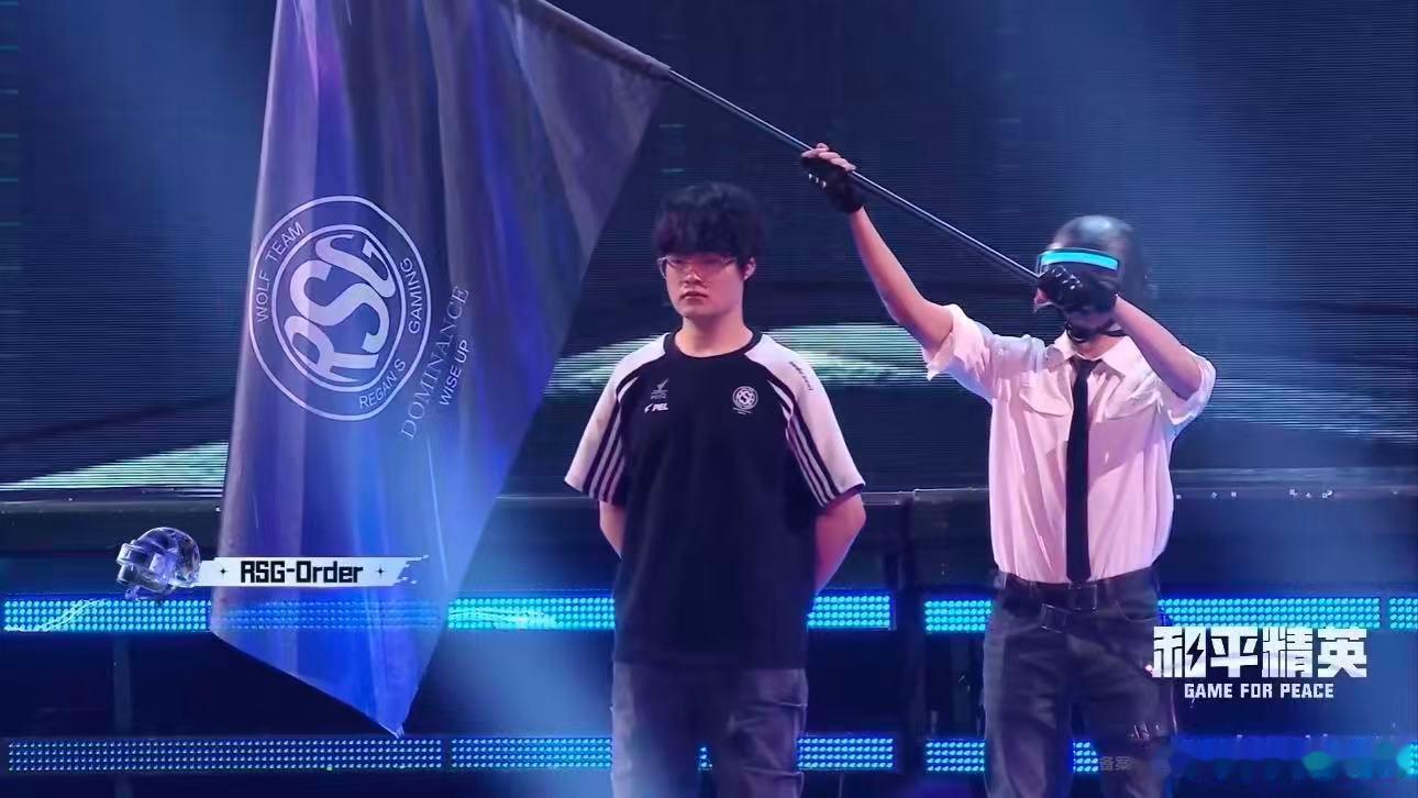和平精英明星表演赛小队登场刺激之夜明星枪神表演赛各路好手全部集合完毕，搭档组合依
