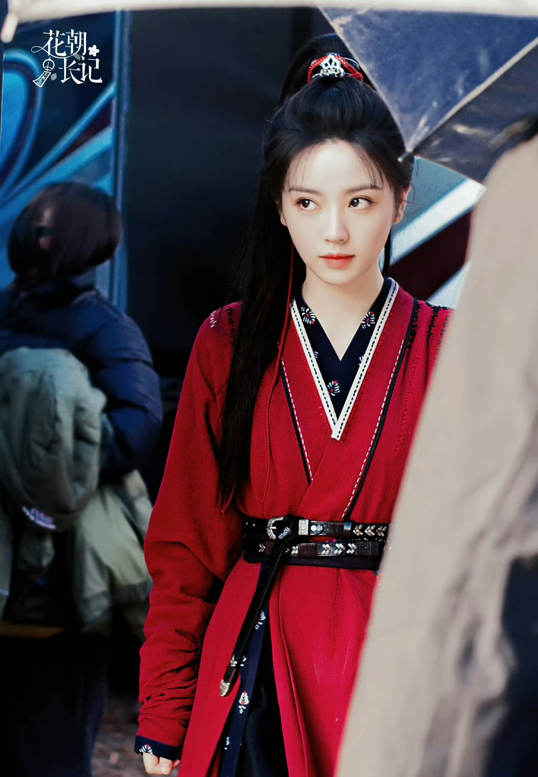 田曦薇新剧逐玉出妆路透~红衣高马尾好飒，期待期待[彩虹屁]～ 