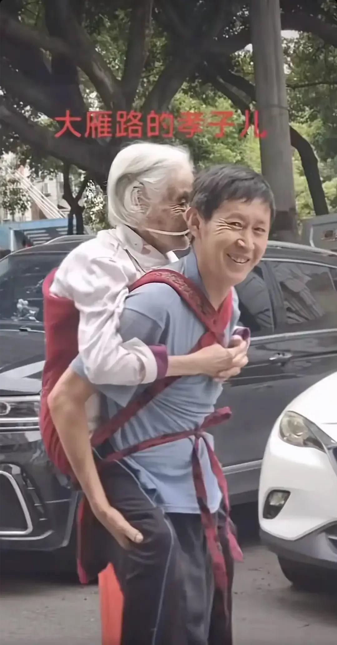 这是世界上最美的笑容。

这幅图最应该写入中小学教科书，这才是教科书里该有的画面