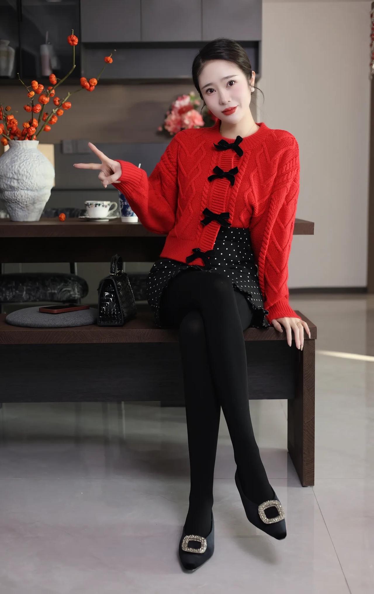 红色毛衣搭配黑色波点裙，温暖又时尚！🌟👗👠