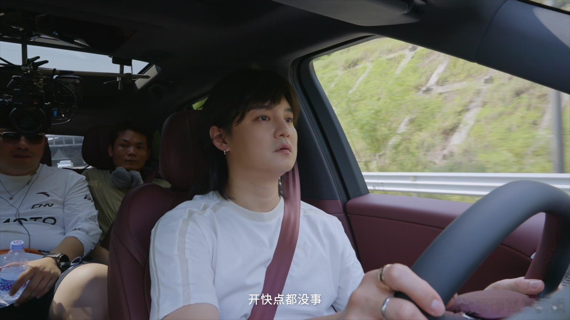 尹正开小鹏G9L复刻巴音布鲁克经典飞坡多项极限工况轮番上阵，从腾空飞坡到颠簸越野