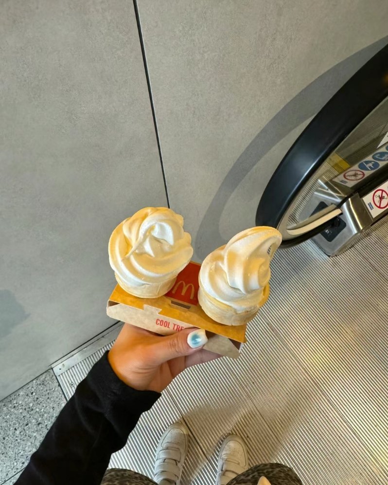 原本坚强的我 你的一句：五一去哪玩 让我躲起来哭了半天 你看我像有钱过五一的吗 