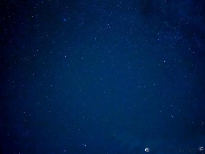 #宋亚轩拍星空# 宋亚轩拍星空，这满分清晰的星星，是个天马行空的小宋啦，多多分享