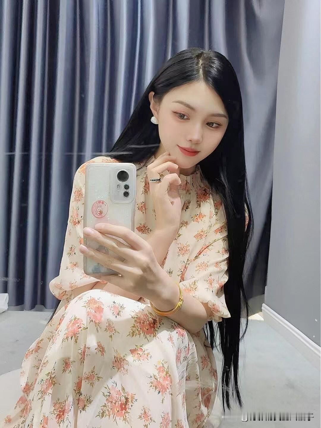 温柔甜美的自拍，花裙与长发的完美搭配🌸💖