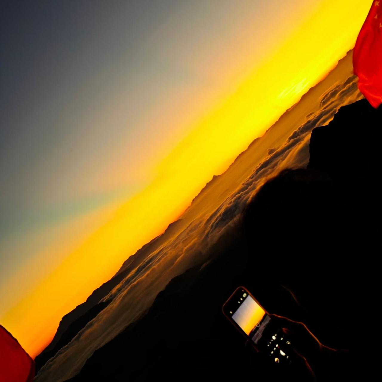 这个假期不错！
日出
落日余晖
还有变幻莫测的云海…
诗和远方都兼有了！
