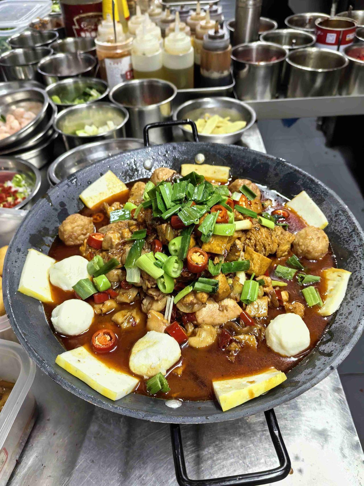 我的今日状态：😁轻松愉快
我这里的天气：🌤️多云秋寒入胃？这锅鱼杂牛腩吊锅，