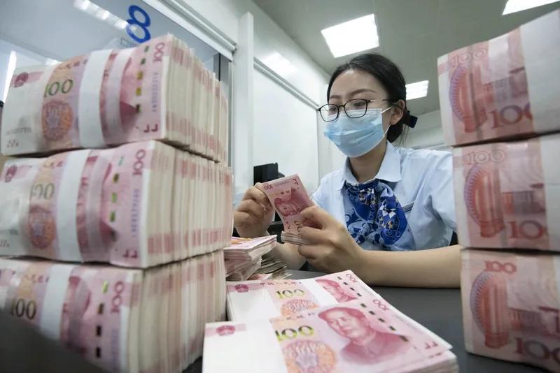 中国的贫富差距正不断拉大，有钱人不进行消费，没钱人贷款却还不清。
截至2025年