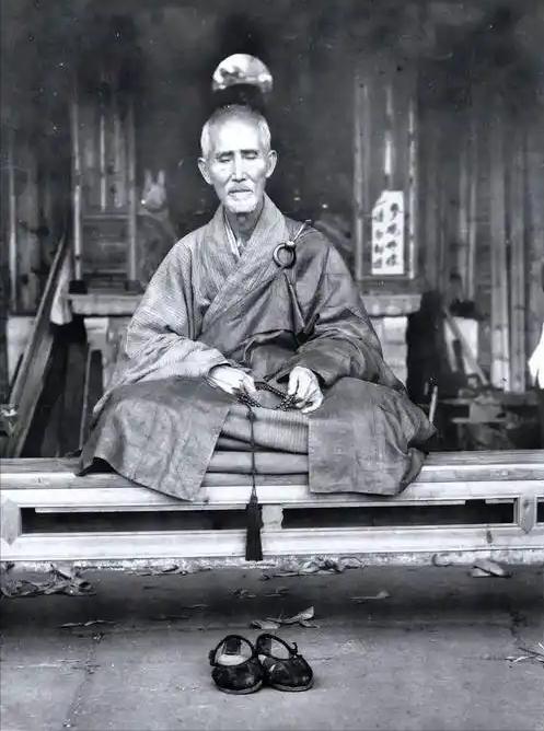 1951 年，112 岁的虚云和尚被人打伤，肋骨断裂，五窍出血，事情传到北京后，
