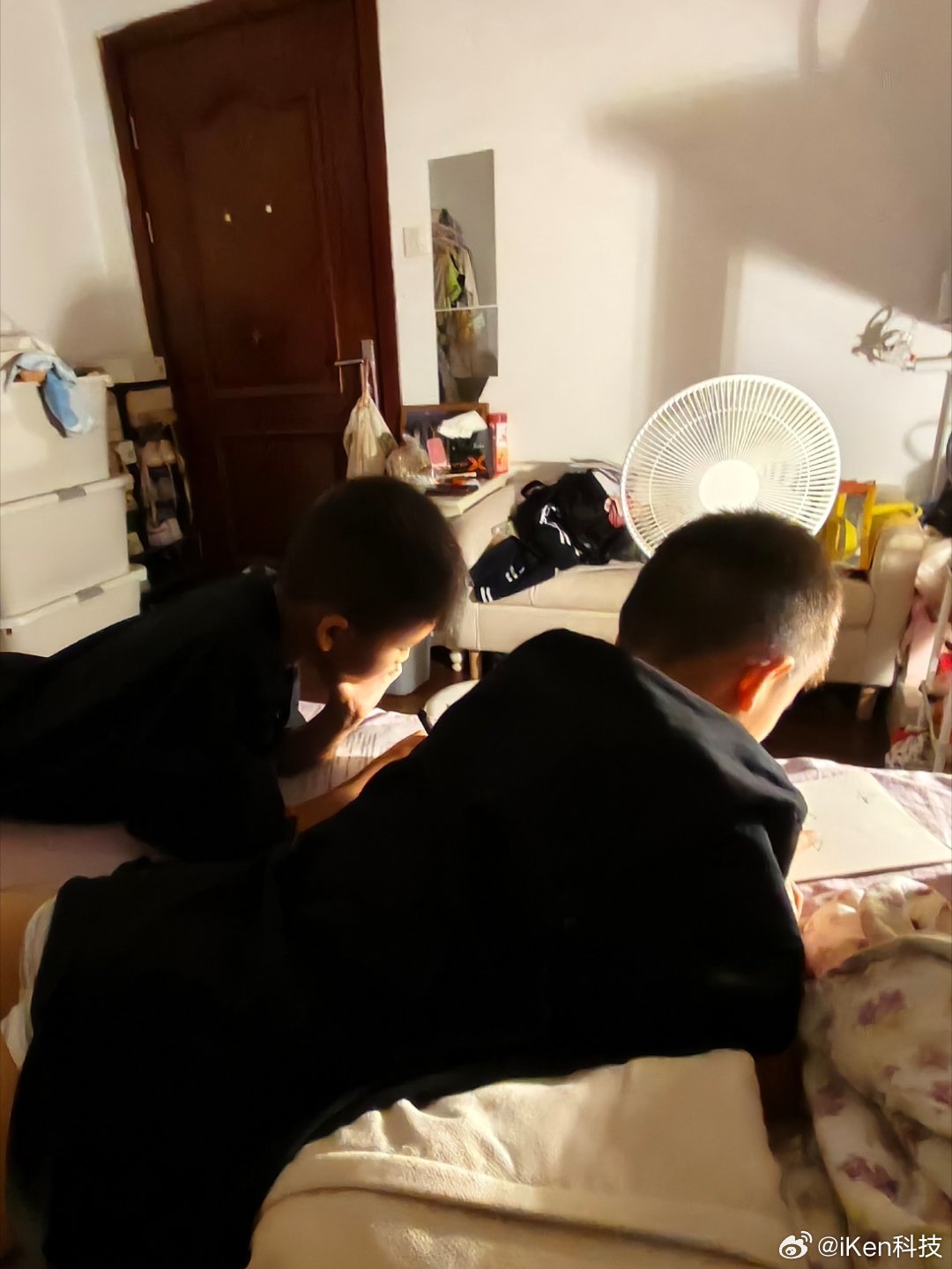 DeepSeek说他先去吃饭了我也想去吃饭教小孩写作业我真是一个头两个大一个图形