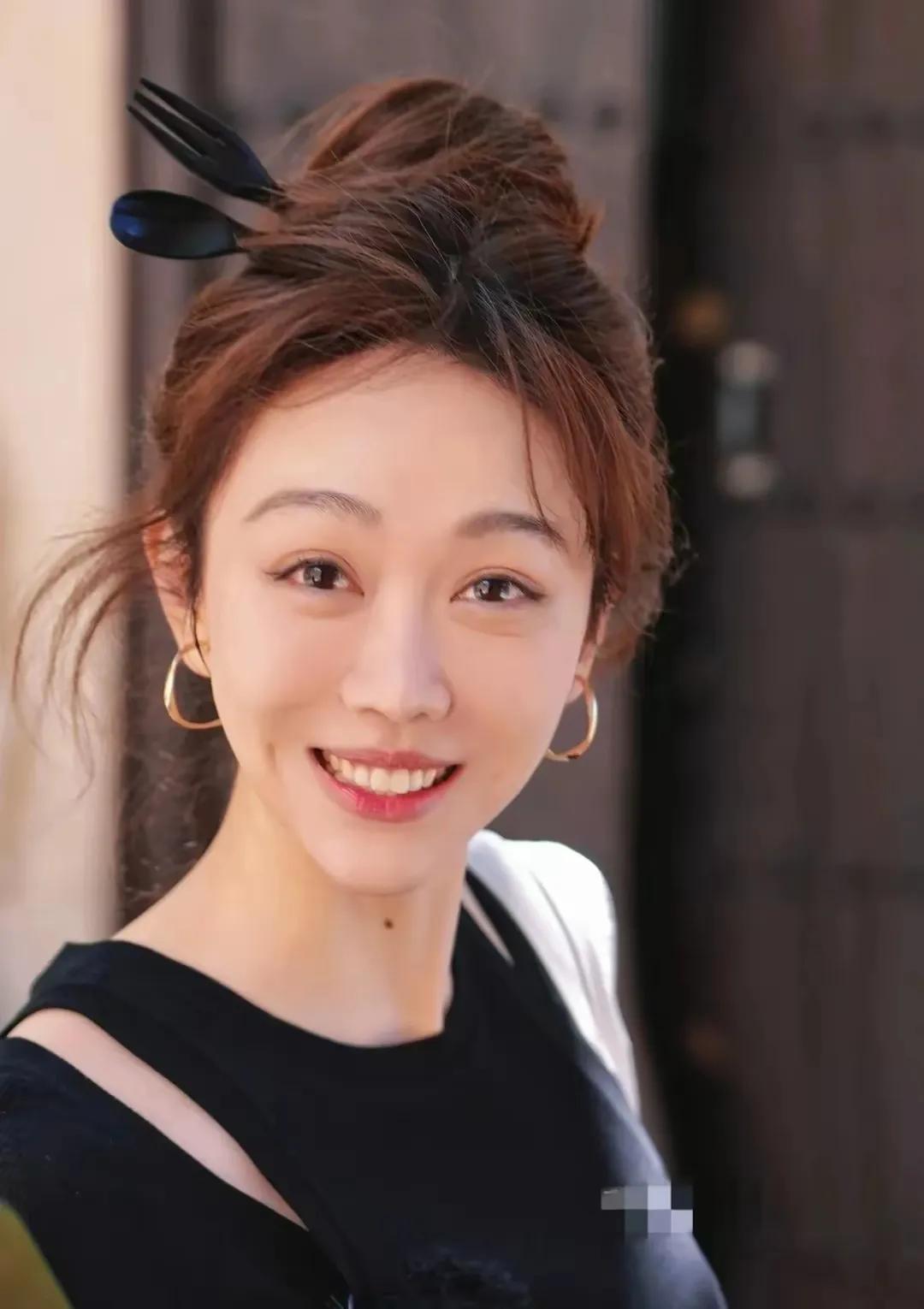 《中餐厅9》路透中，姜妍竟把勺子和叉子戴头上，这俏皮举动尽显对美食的热爱。此前她