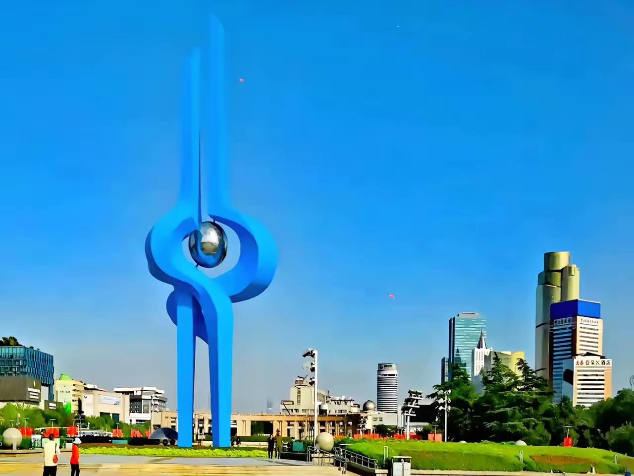 我想知道济南的标志性建筑有哪些？更进一步的深入了解济南。泉城广场的泉字像形雕塑和