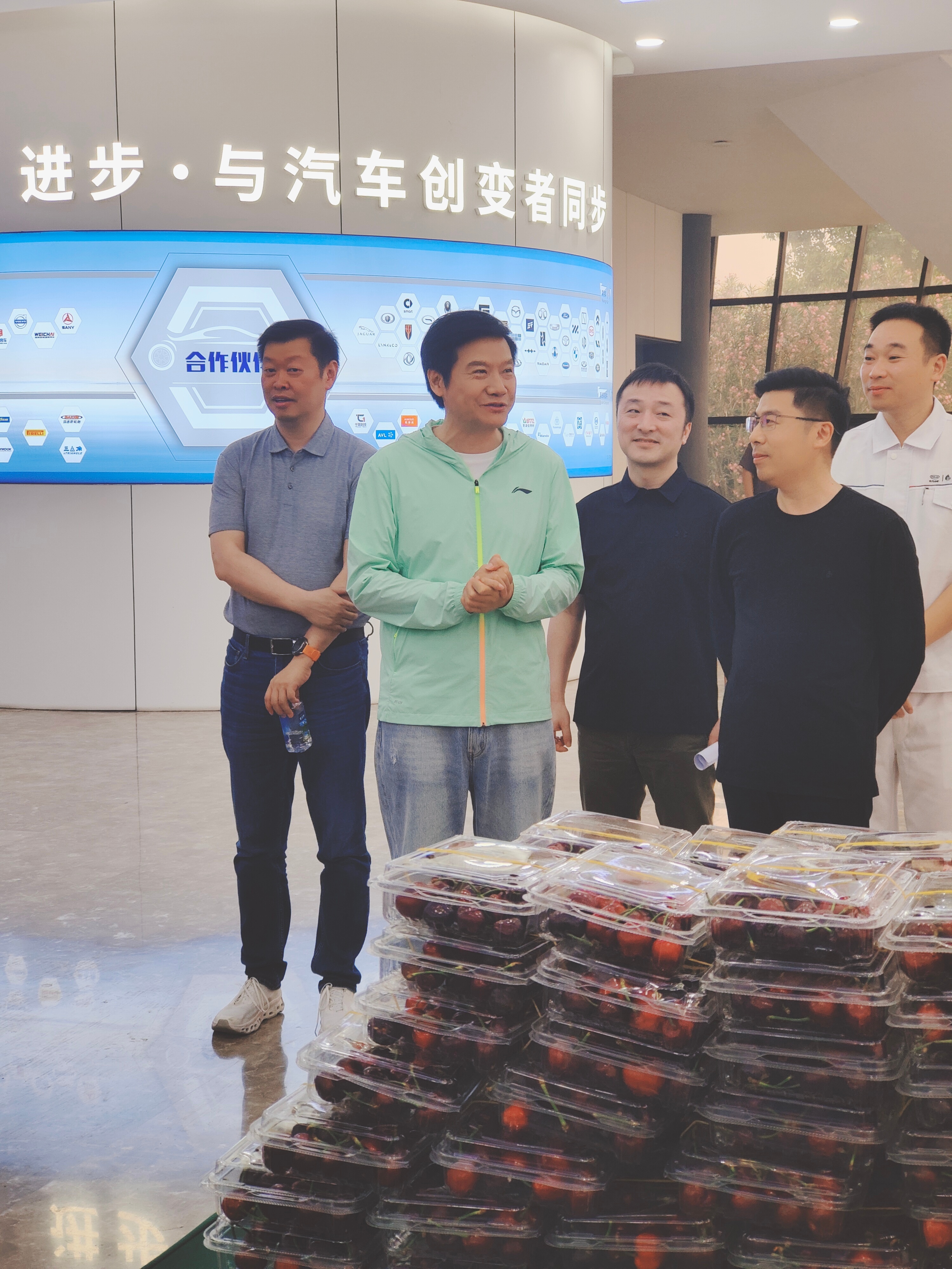 雷军盐城送车厘子 又一次刷屏啦！雷军现身盐城汽车试验场，带着一盒盒车厘子慰问一线