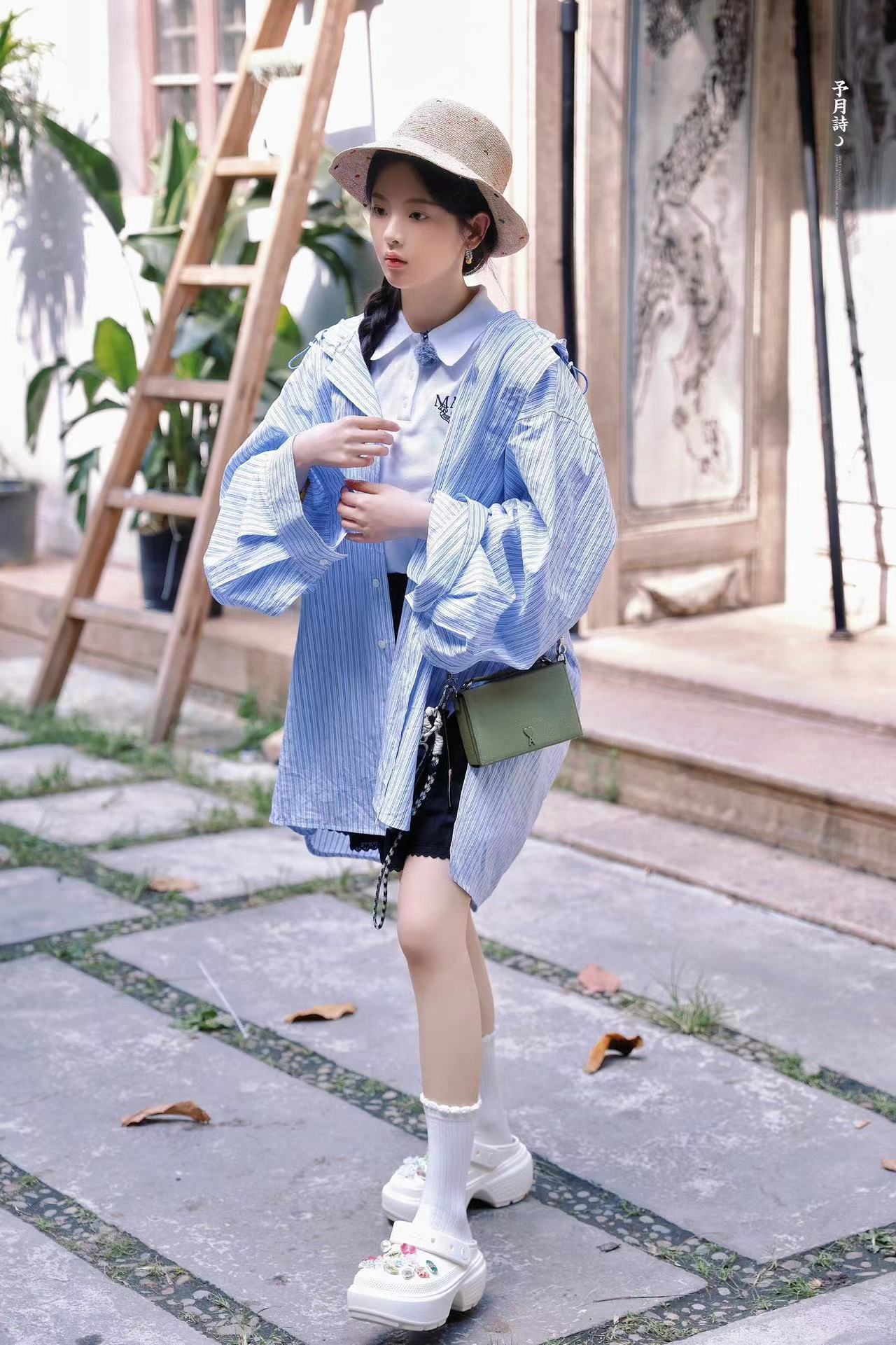 #杨超越蓝色条纹衬衣##杨超越也穿洞洞鞋#杨超越也穿洞洞鞋，衣品绝啦 ​​​