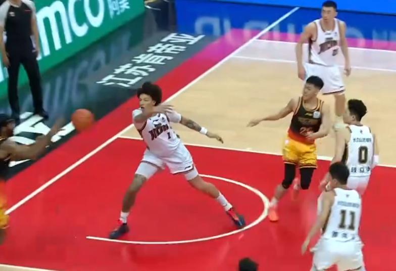 老六再发挥！庞峥麟23分8助攻，姜伟泽16分，江苏男篮主场击退吉林！北京时间20