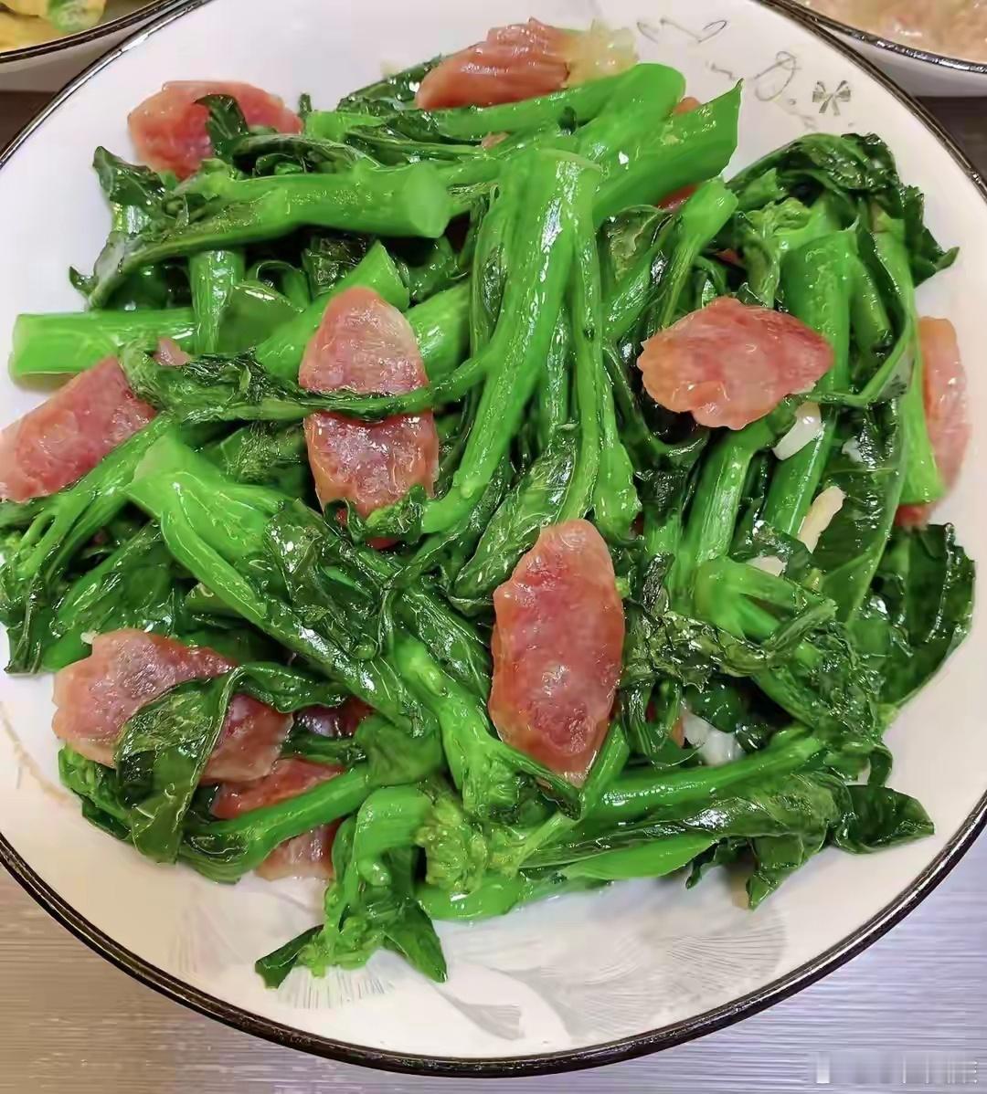 泸州味道 [腊肠炒芥蓝]食材准备:芥蓝一把、广式腊肠2根、大蒜、少许盐制作步骤1