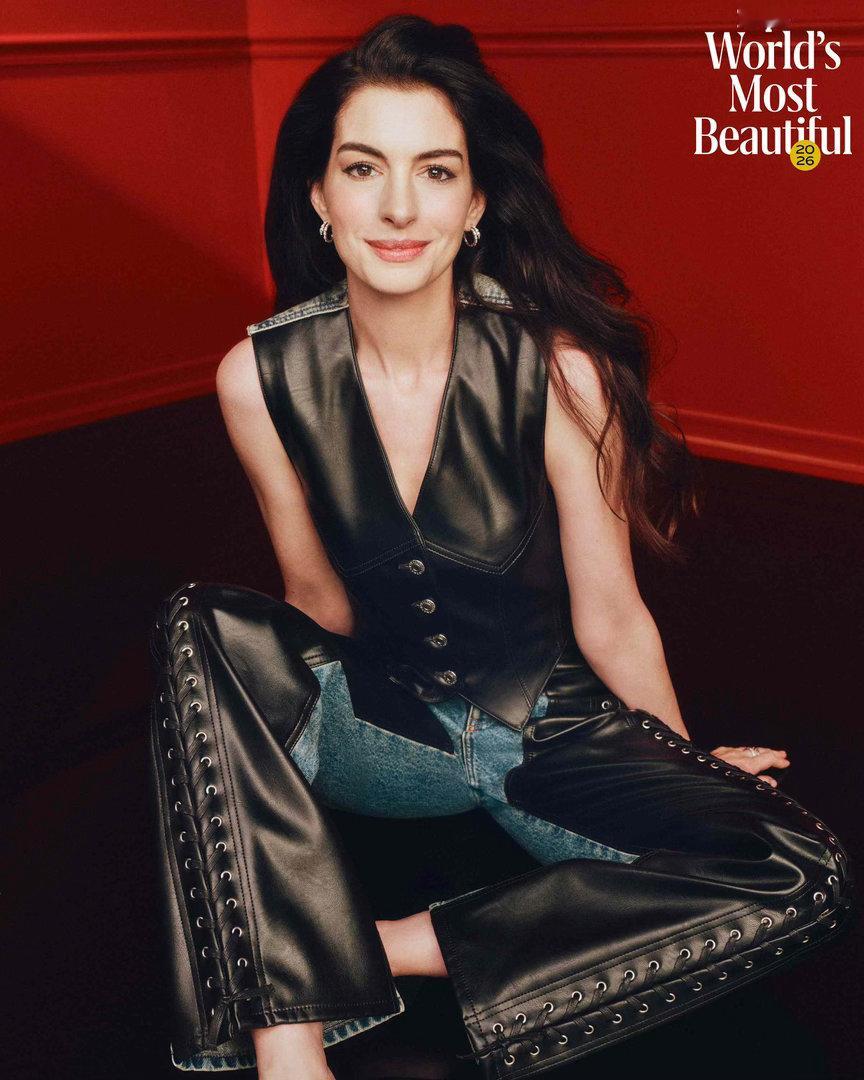 安妮·海瑟薇，《人物》杂志2026年度“全球最美人物”。 