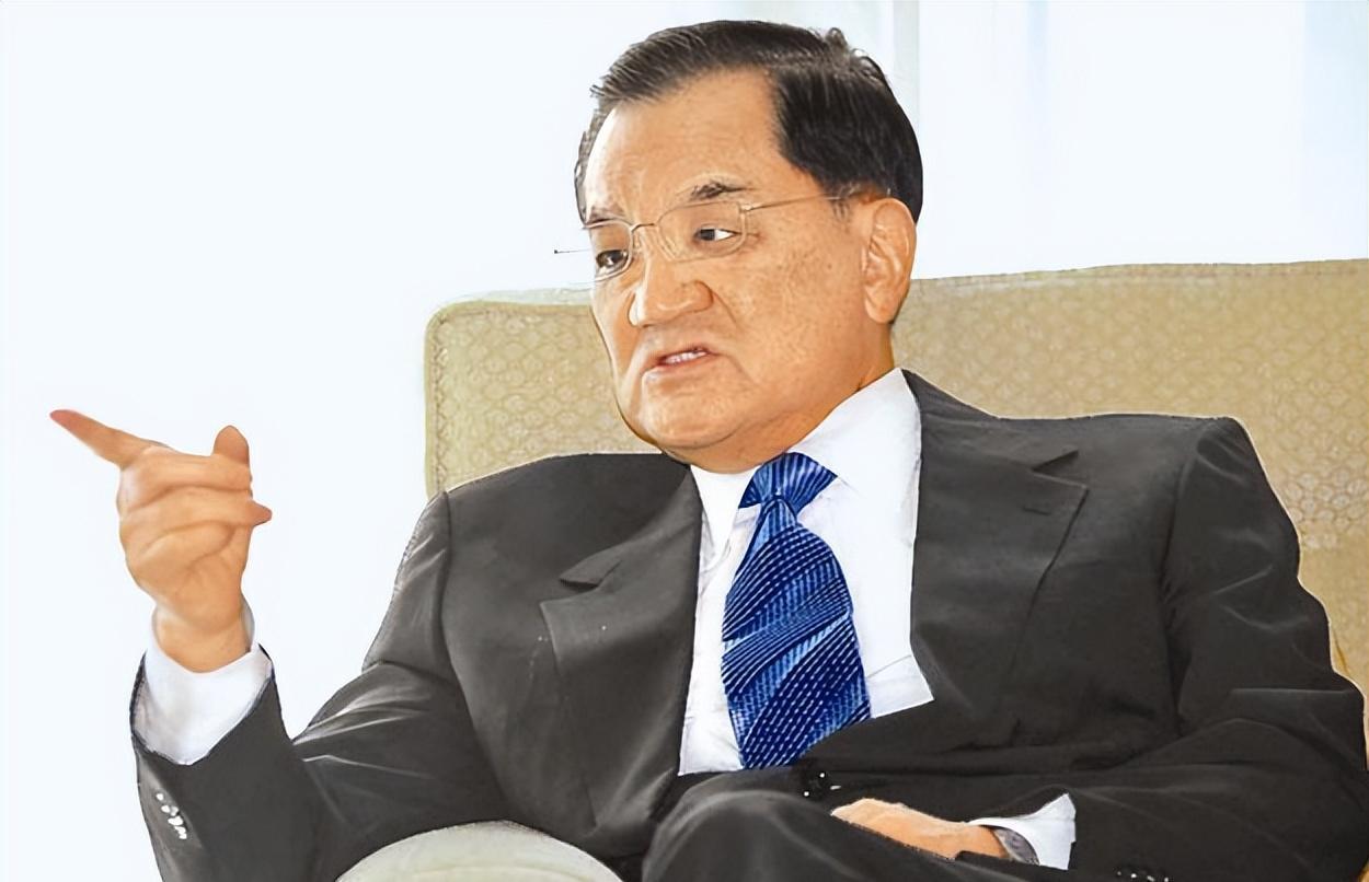 紧要关头，连战出手了！

说起来也挺有意思，郝龙斌原本在民调中以33.8%的支持
