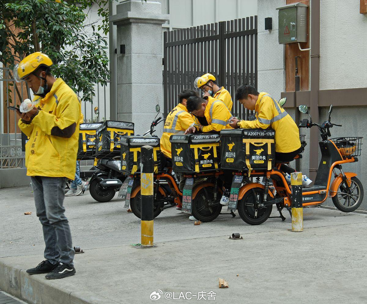 北大毕业送外卖男子称自己眼高手低 拿着顶级学历，却把一手好牌打得稀烂。大学四年零