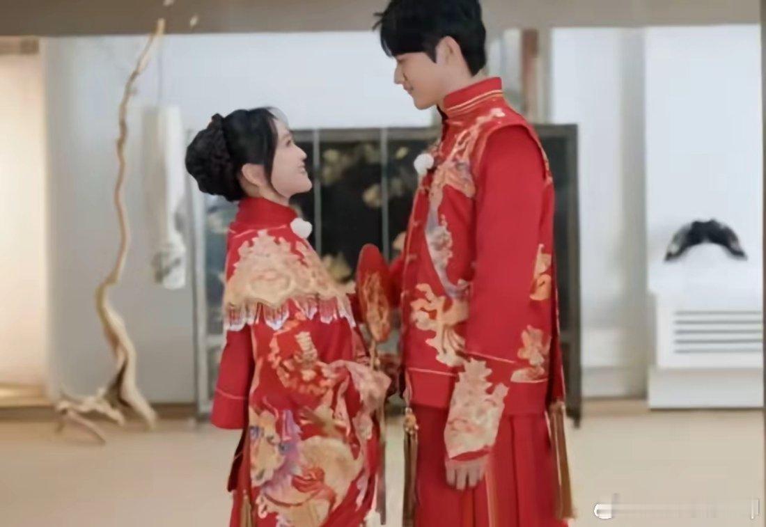 金莎和孙丞潇试穿中式婚服很满意，老板过来问他的时候，孙丞潇却皱着眉头说：“我觉得