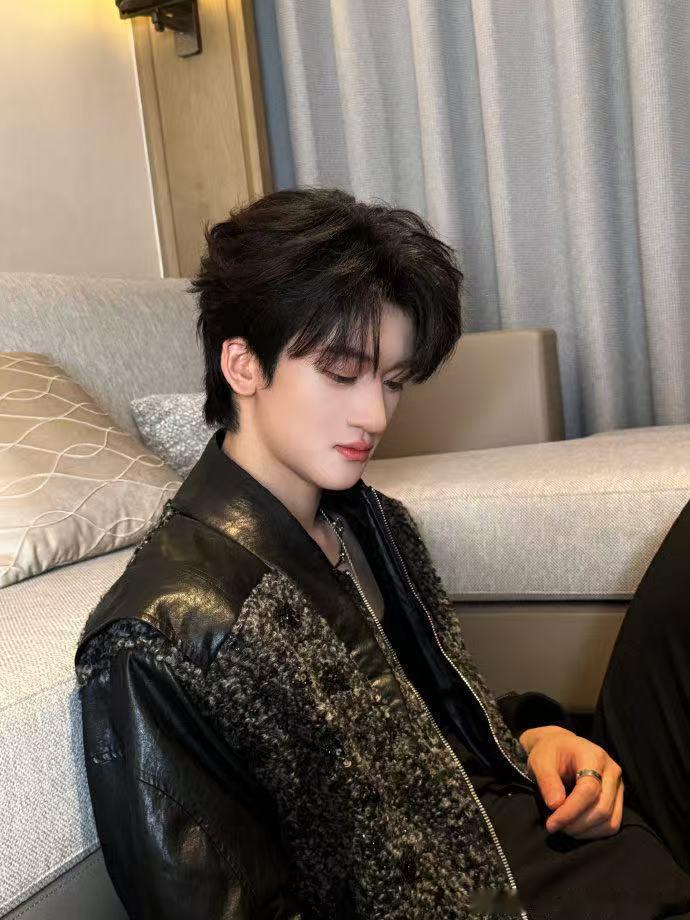 期待邓佳鑫红毯 邓佳鑫这身黑色闪钻西装太适合红毯了，灯光下闪钻折射光芒，一定是全