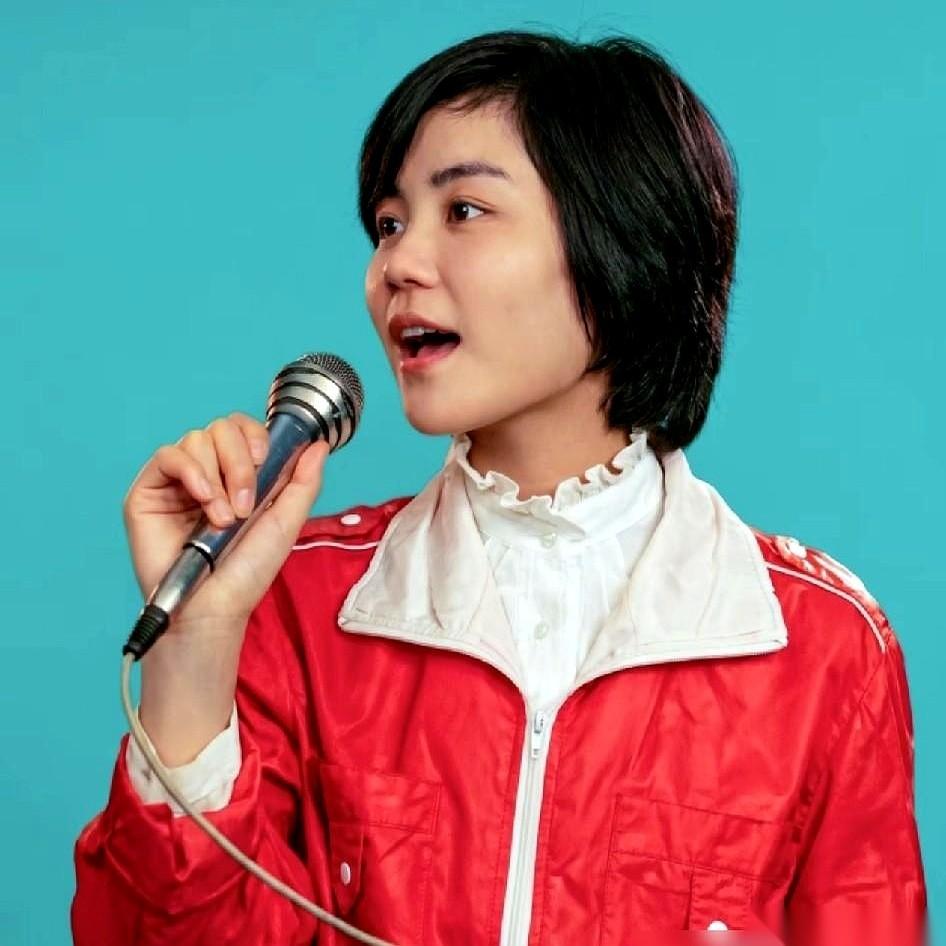 关于王菲对窦靖童和李嫣这两个女儿的教育，外面总有人念叨她没做到“一碗水端平”。这