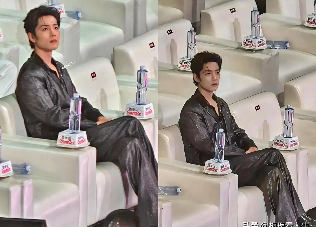 名利场里谁不是领完奖就撤，肖战倒好，在台下一坐就是五个小时，生生把颁奖礼坐成了“