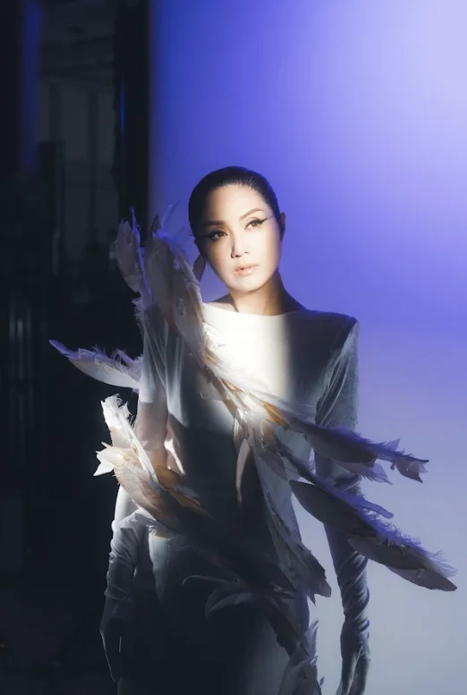 杨千嬅宣布时隔七年再次登上红馆，举办《杨千嬅 Live MY LIVE 2025