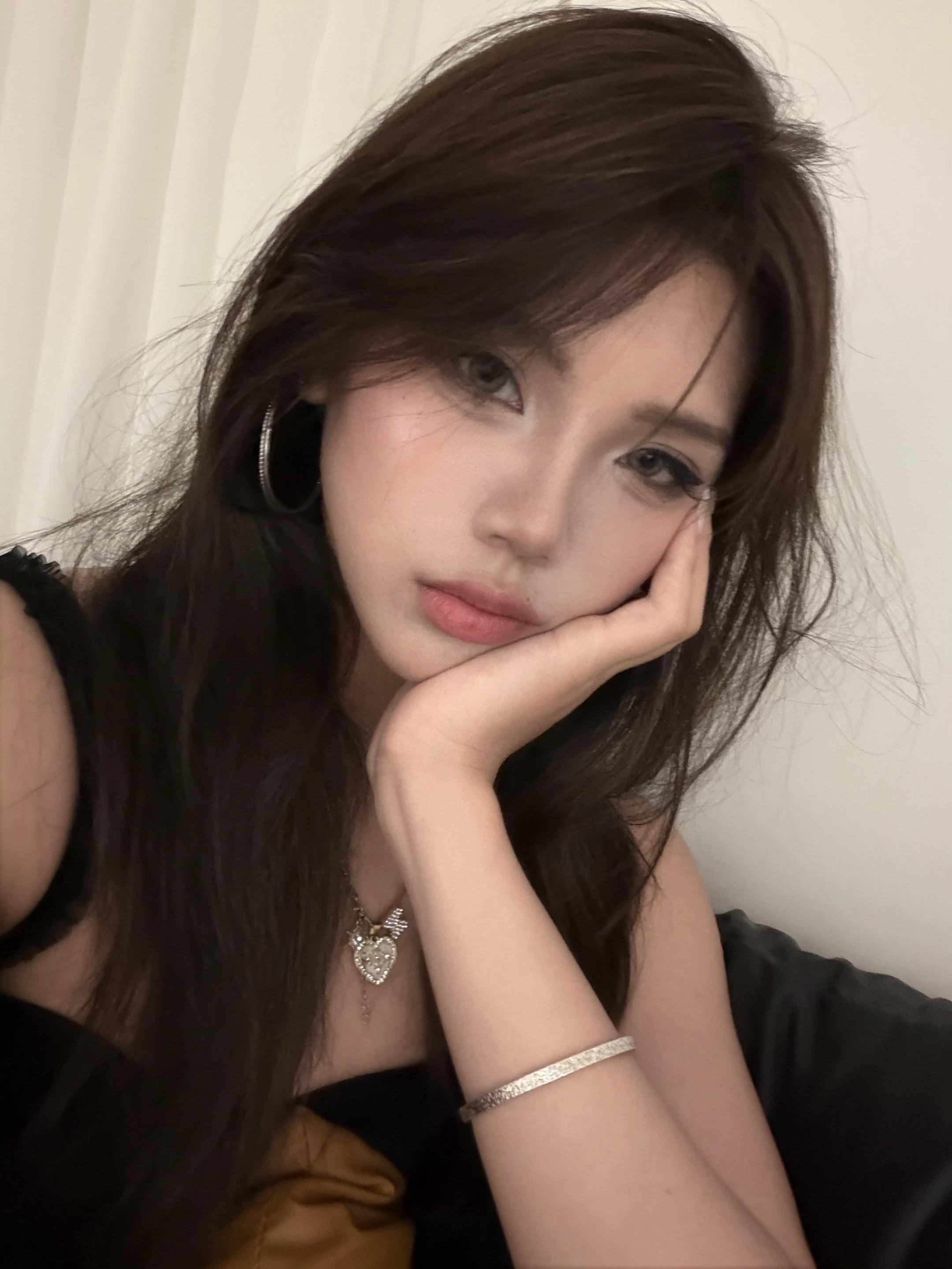 ins氛围感妆容 小麦色自拍亚裔