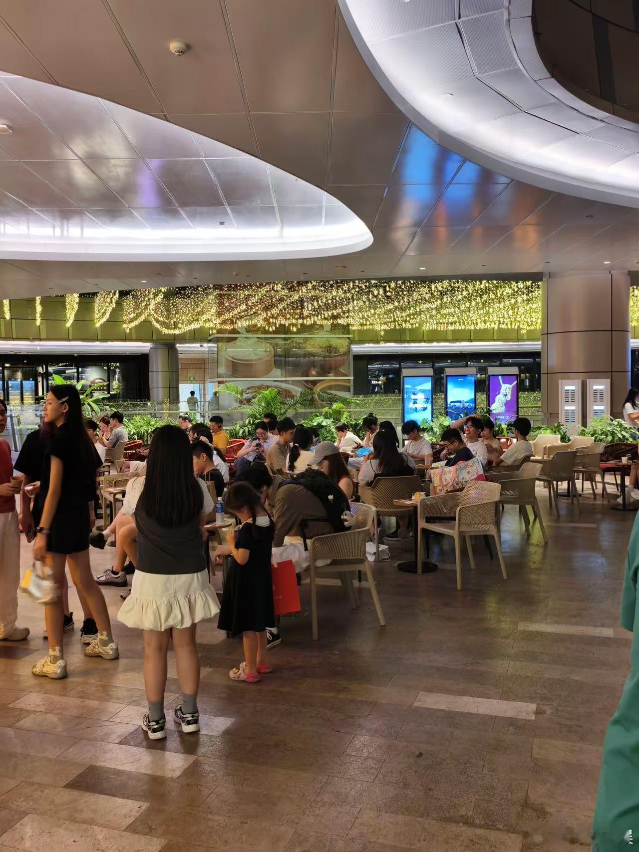 香港人在深圳排队2小时吃火锅香港人排队占领深圳火锅店 节假日深圳火锅店太热闹！不
