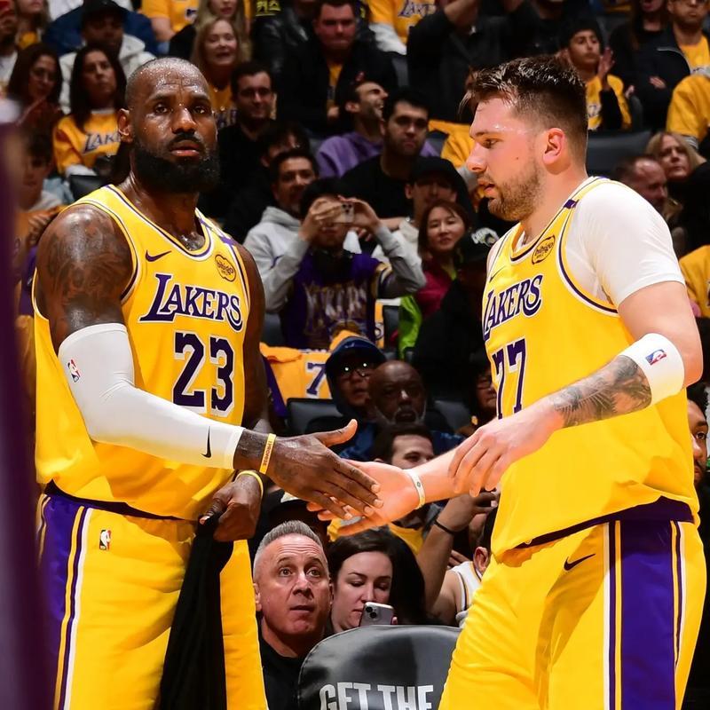 东契奇传来了好消息，美国医学专家莫斯发文表达自己 的观点，东契奇至少还需要10天