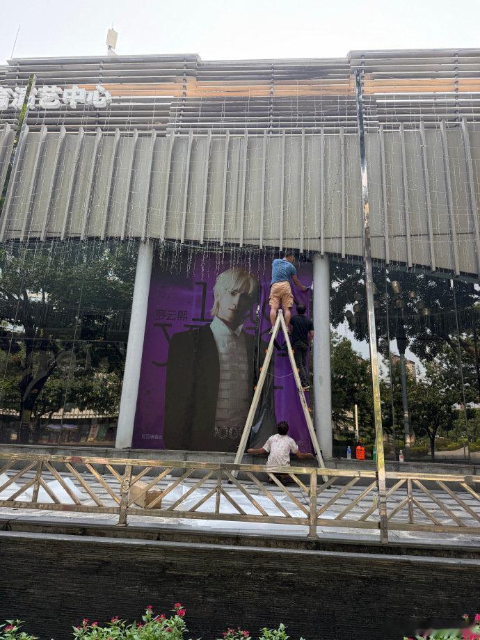 罗云熙直播叮嘱穿漂亮点罗云熙直播末尾还不忘叮嘱大家穿漂亮点，这氛围感直接拉满，已