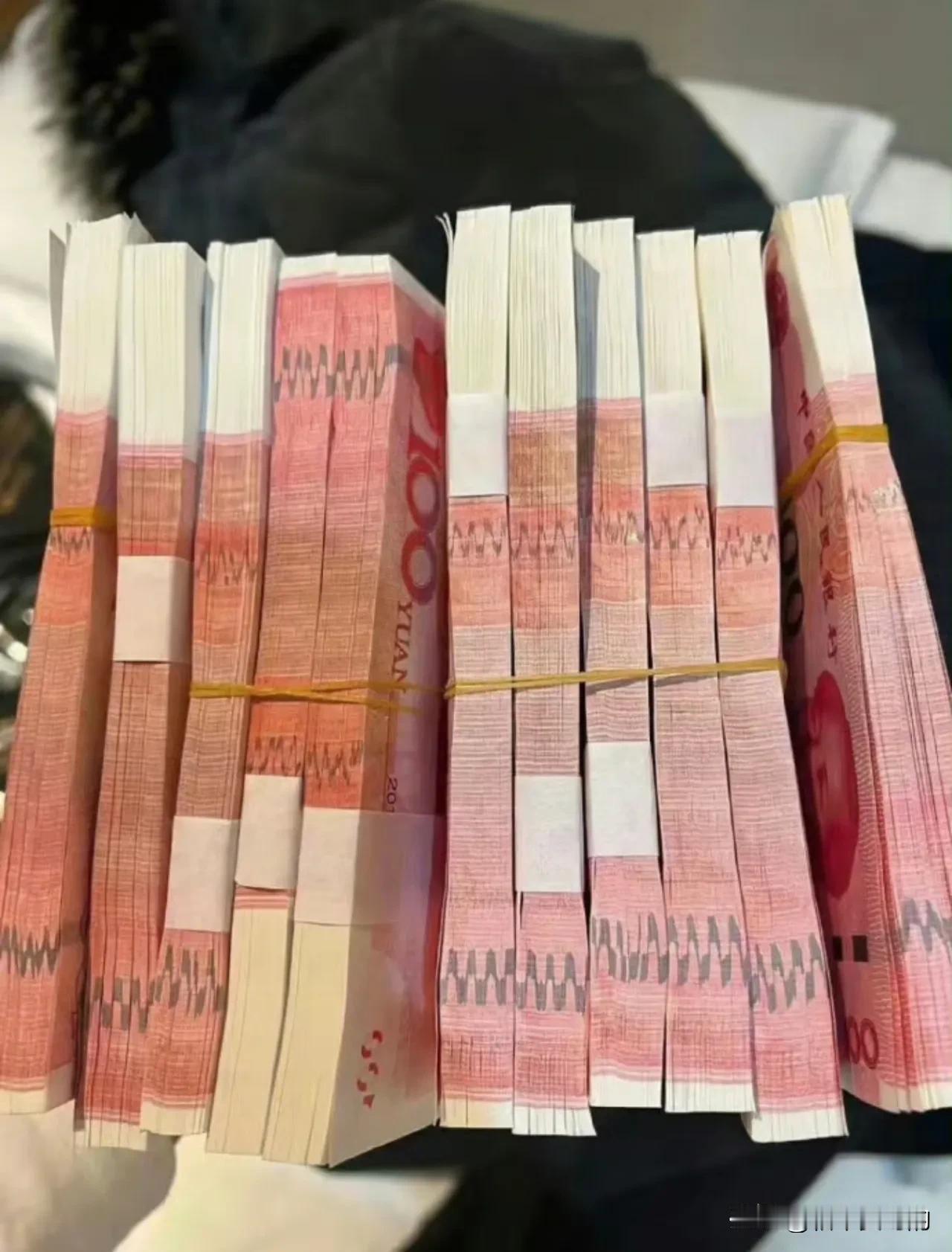 从12月份开始，
如果你手里有超过10万，
听我一句劝，千万别傻乎乎的拿去
买什