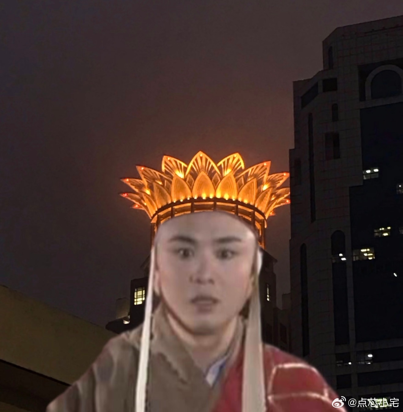 第一个发现这个机位的是天才那上海这个建筑打卡机位绝对榜上有名，唐僧帽子楼