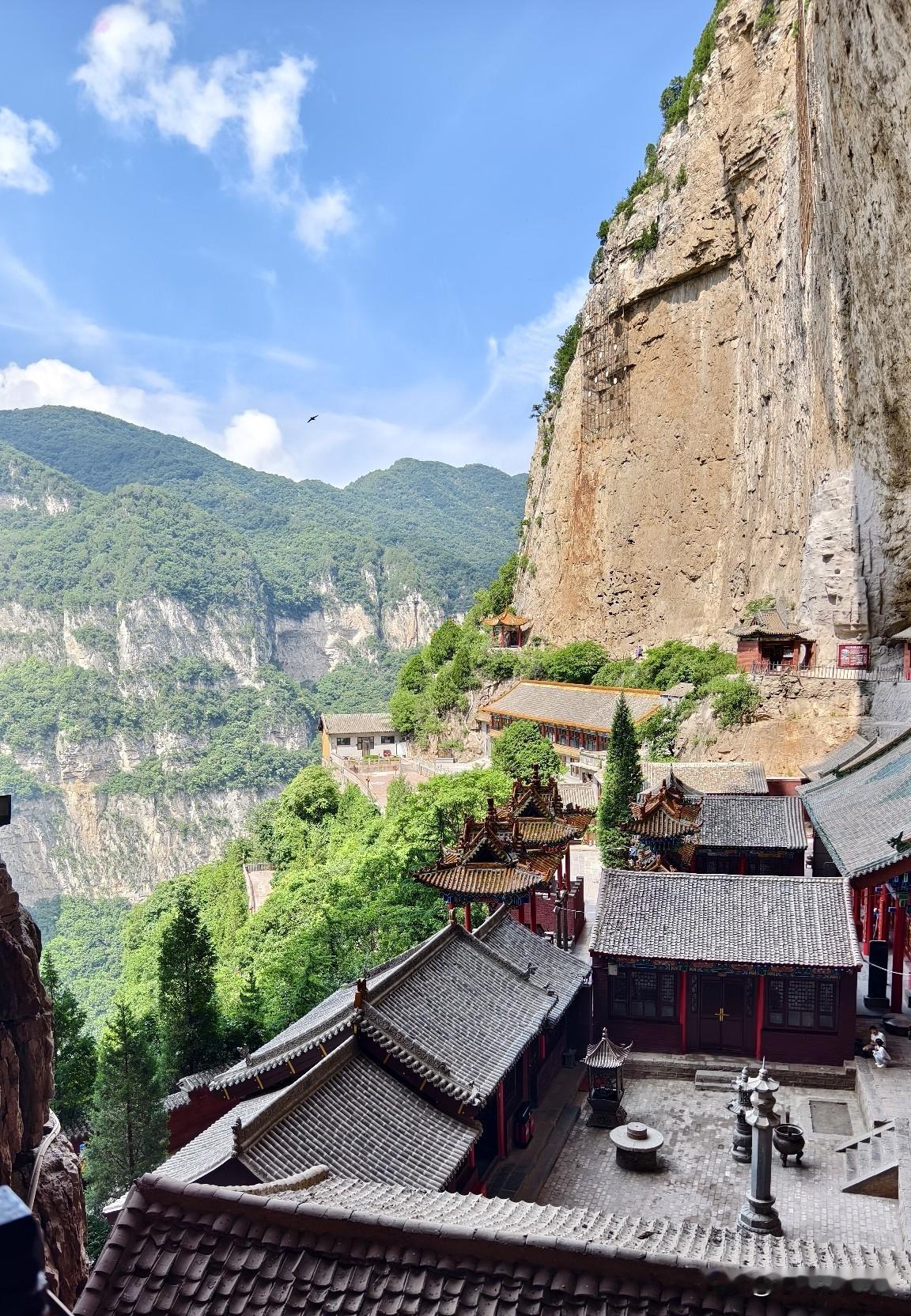 今天上午去绵山了。
原来在网上看，感觉太险太高了，没敢去。心里还总惦记着，来介休