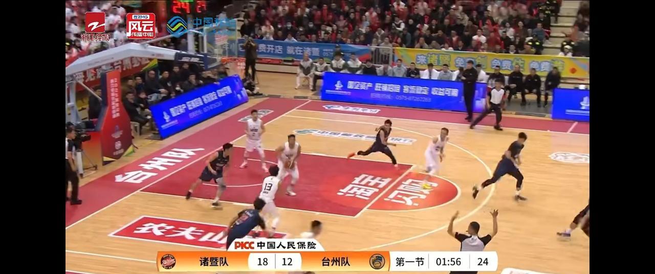 领先8分，主场球迷却突然安静了。
台州队的死亡缠绕，让分差在第二节只剩3分。
你