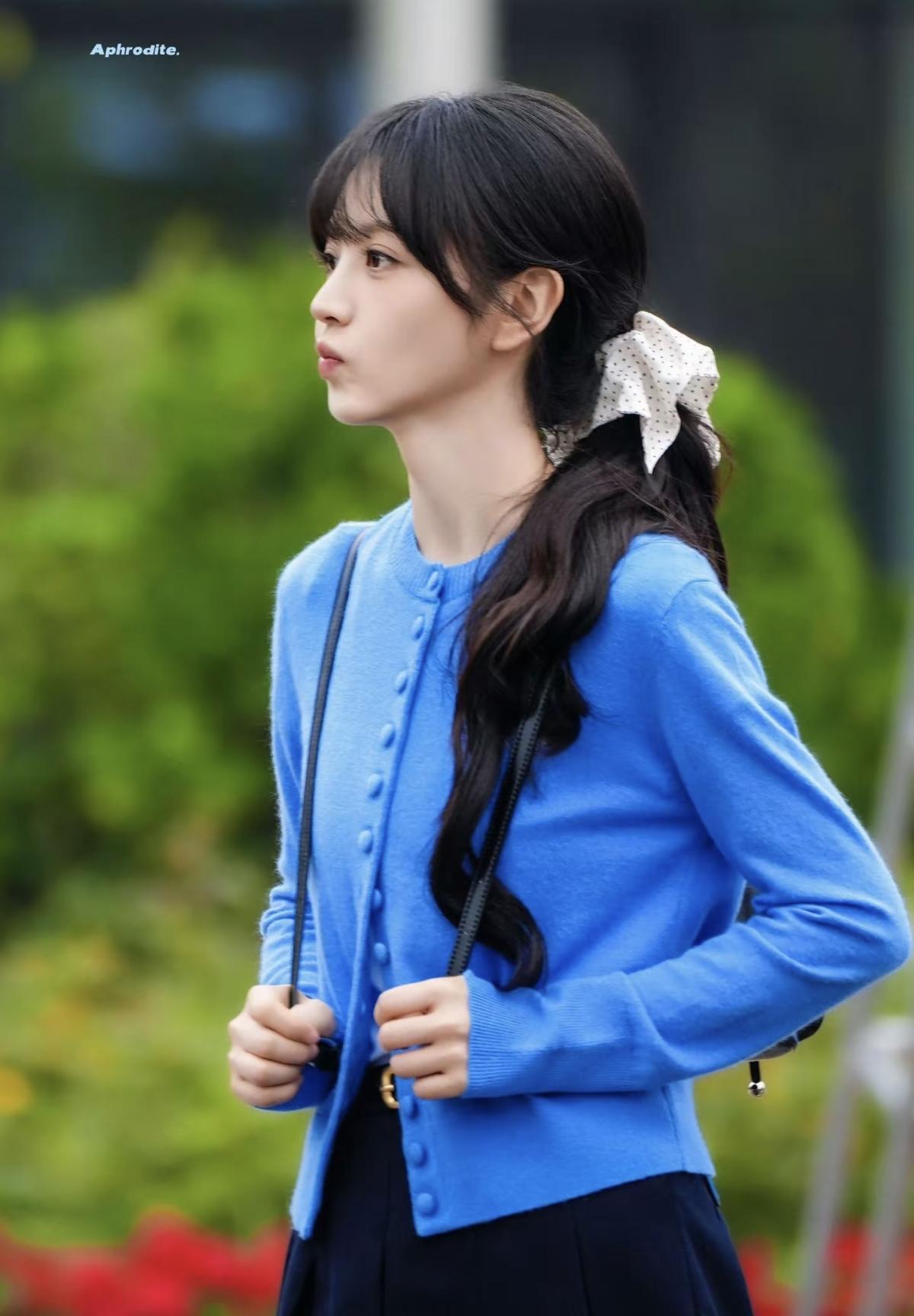 满目绿意衬佳人，田曦薇眉眼乖巧灵动，简简单单的穿搭，勾勒出满满的少女元气[赞][