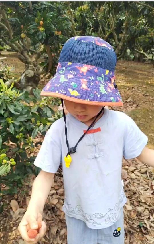 低成本就取得快乐，当心情不快乐时，可以找出小可爱的照片看看，比如这张图可爱吧：