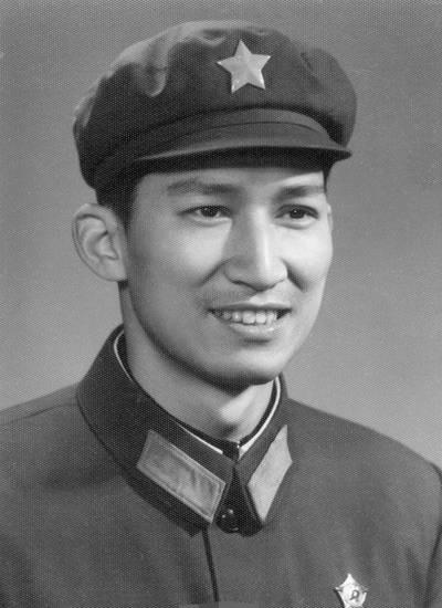 李春平当兵时，一张罕见的留影，这张黑白照片里身着65式军装的年轻人正是李春平，照