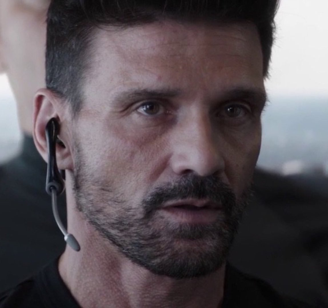 弗兰克·格里罗（Frank Grillo）说他更喜欢 DC：“漫威是一台不同的机