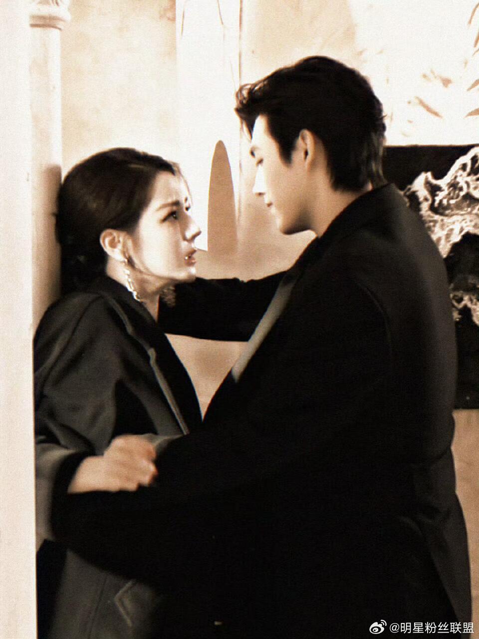 陈飞宇热巴白日提灯两集短剧 现代豪门设定适配度满分，400岁太奶也美得不行。“思