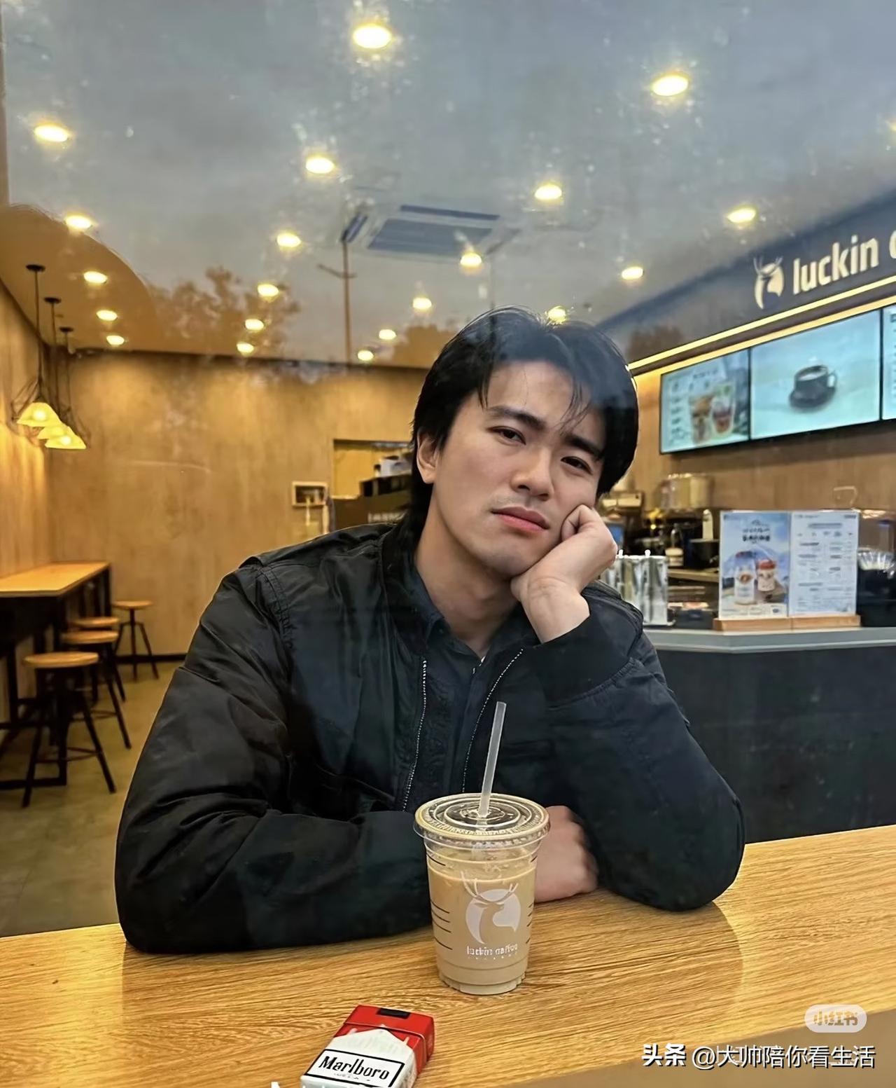 因为不想在机会来临时，只能遗憾错过
不想在父母需要时，连底气都没有
不想活成自己